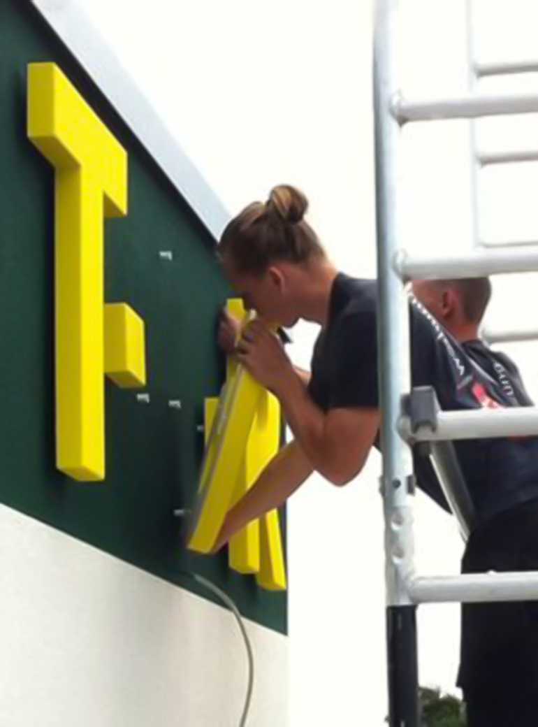 boob_referenzen_TGR_leuchtreklame_770x1040