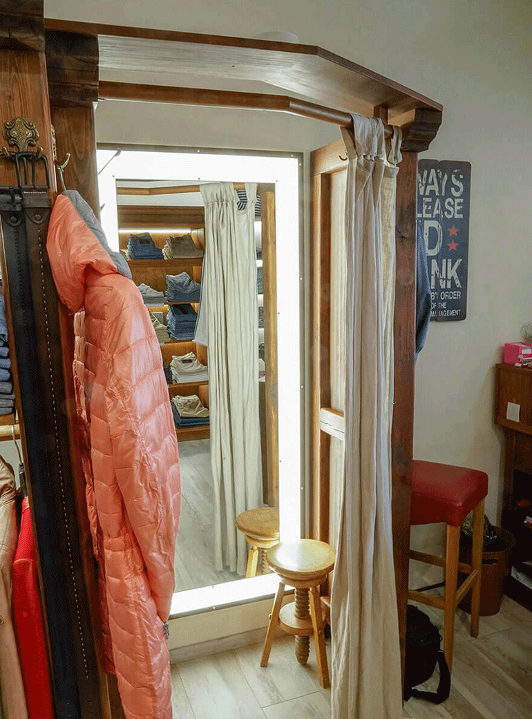 boob_referenzen_colonelx_ladendesign_umkleidekabine_770x1040