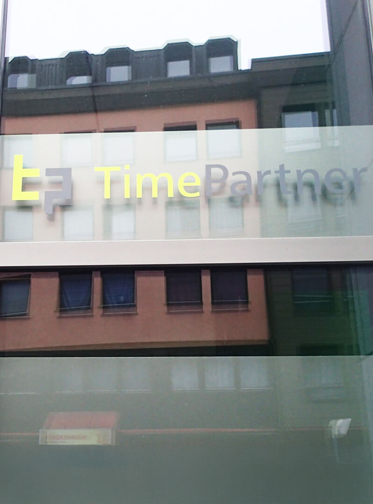 boob_referenzen_timepartner_fensterbeklebung_770x1040