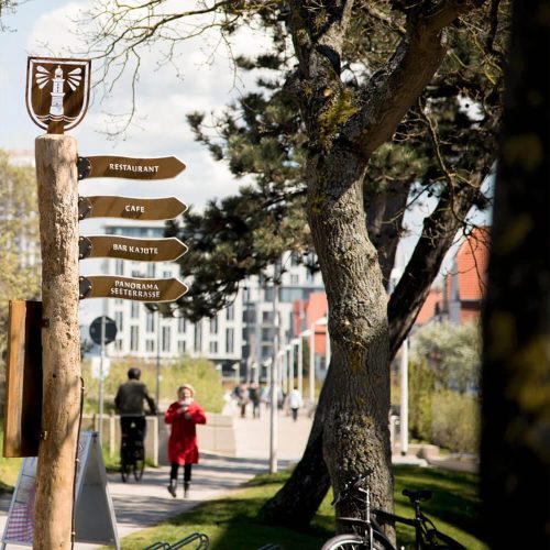 1920-schilder-bei-tag-gross