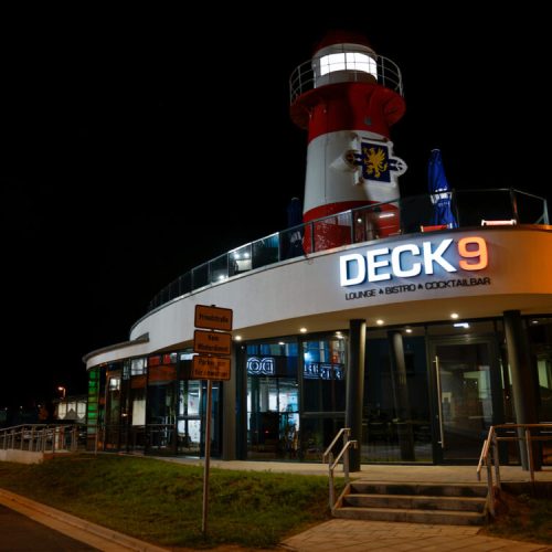 Deck-9-Leuchtschild-1-1200x750